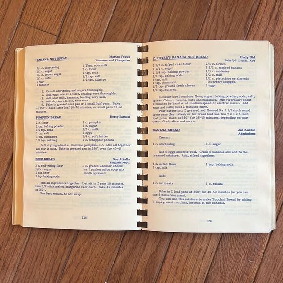 Vintage 1991 Volume 1 OJC Alumni Association Sharing Our Best Cookbook - Picture 2 of 5